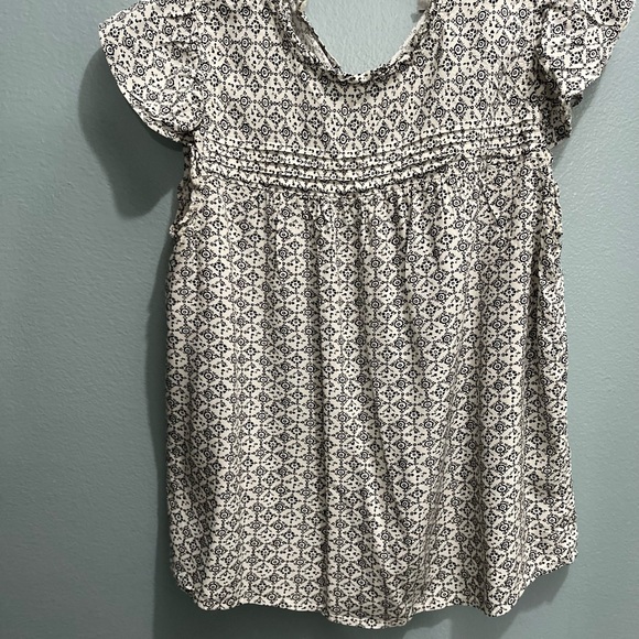 Loft Outlet in good condition flutter sleeve, ruffled next top. Size Medium - Picture 2 of 13